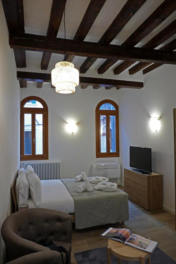 Ecco Suites Apartments Венеция Экстерьер фото